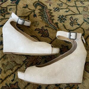 Steve Madden suede beige wedges